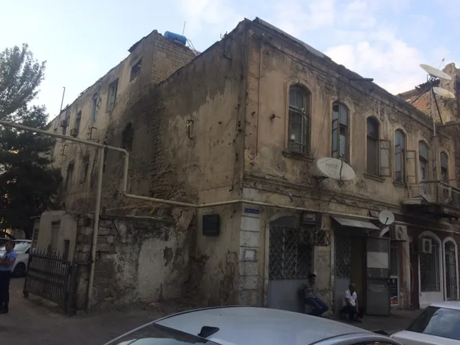 Bakıda qəzalı vəziyyətdə olan 17 binanın sakinləri köçürülür - FOTOLAR