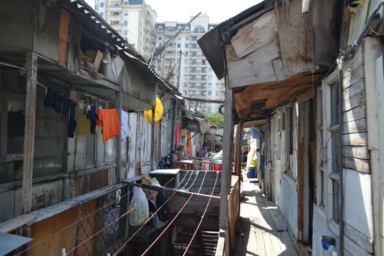 Bakıda qəzalı vəziyyətdə olan 17 binanın sakinləri köçürülür - FOTOLAR