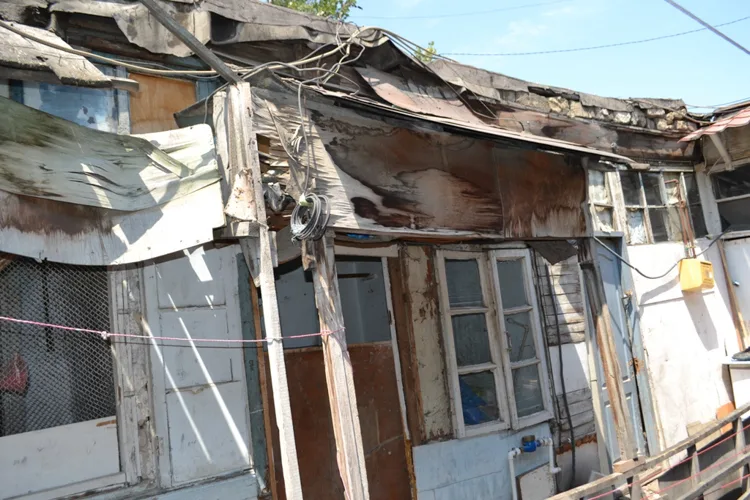 Bakıda qəzalı vəziyyətdə olan 17 binanın sakinləri köçürülür - FOTOLAR