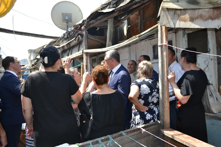 Bakıda qəzalı vəziyyətdə olan 17 binanın sakinləri köçürülür - FOTOLAR