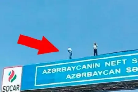 Bakıda 2 kişi körpüyə çıxaraq intihar etmək istəyir - SON DƏQİQƏ – VİDEO