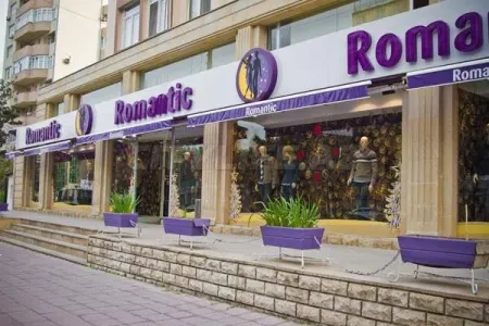 “Romantik” mağazasında qadınların soyunub-geyinmə otağını gizli izləyirlər - FOTO