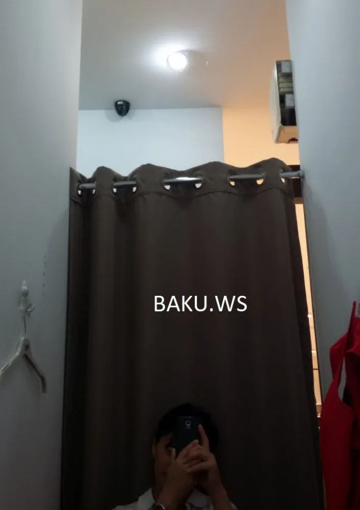 “Romantik” mağazasında qadınların soyunub-geyinmə otağını gizli izləyirlər - FOTO