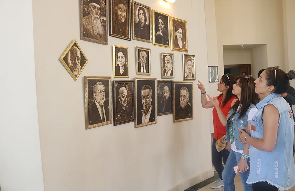 Cərrah bıçağı ilə çəkilmiş portretlər - Rəsədxanada qeyri-adi sərgi
