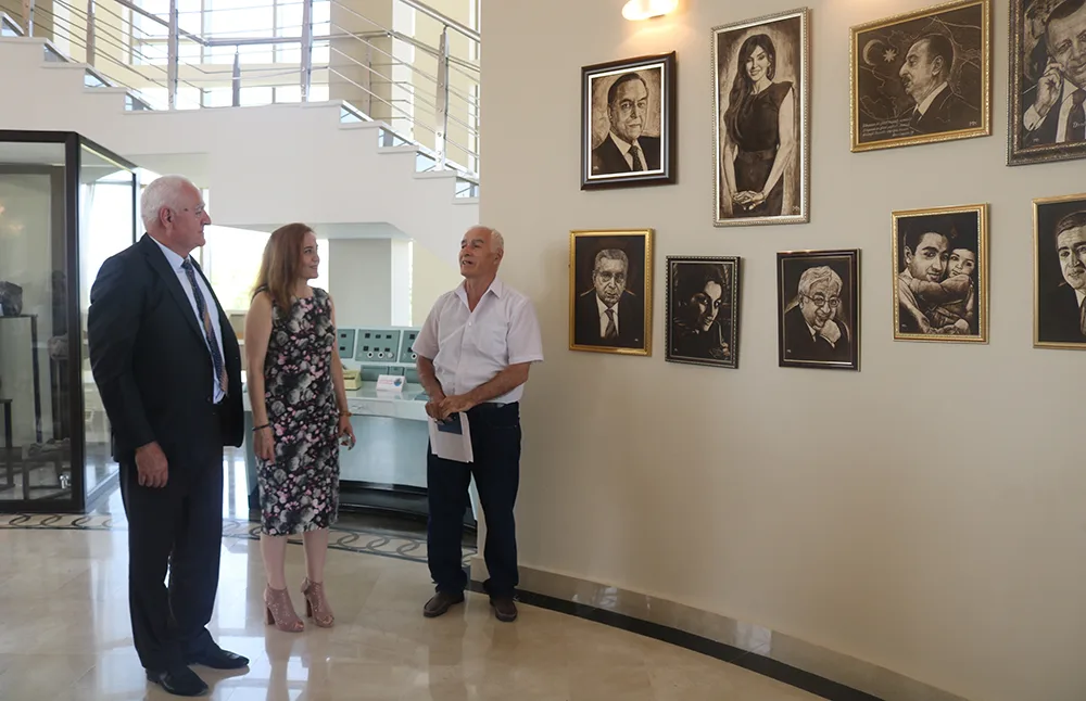 Cərrah bıçağı ilə çəkilmiş portretlər - Rəsədxanada qeyri-adi sərgi
