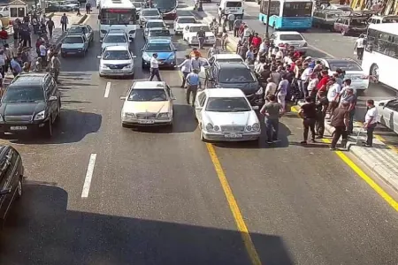 8-ci kilometr bazarının qarşısında avtomobil QƏZASI BAŞ VERİB