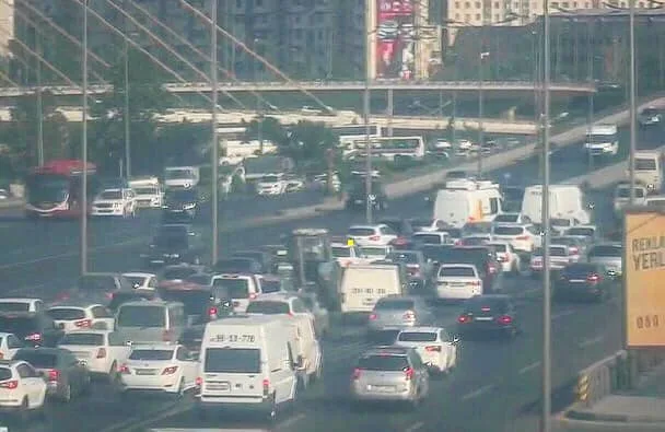 Bakıda yol qəzası tıxaca səbəb oldu - FOTO
