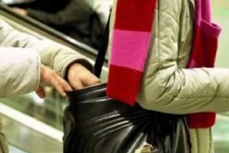 Bakı metrosunda gənc oğlandan qızlara qarşı - İYRƏNC HƏRƏKƏT