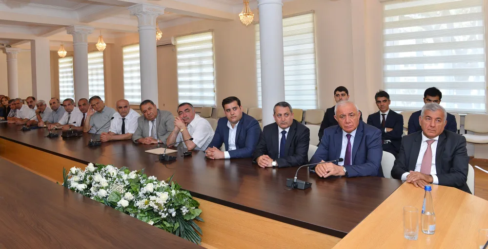 Nazir Vilayət Vəliyevi ATU-nun kollektivinə təqdim etdi - FOTO