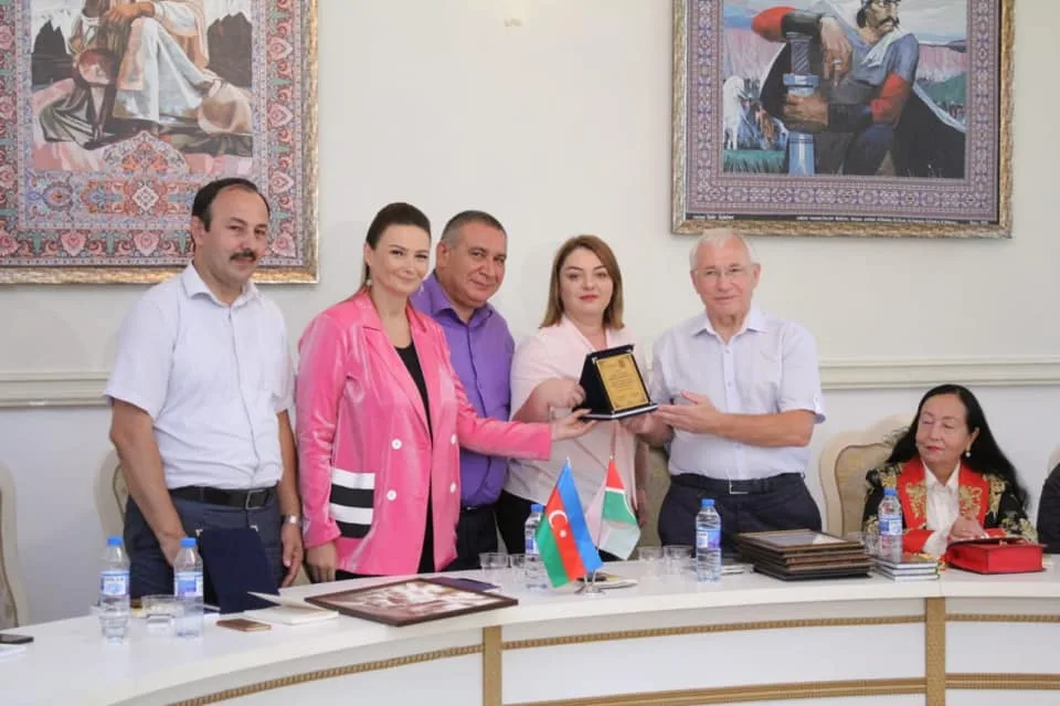 Tatarıstanın millət vəkili Bakıda - “Payız yağmurları”nı təqdim etdi - FOTO