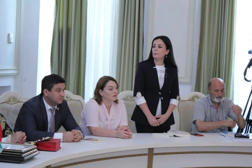 Tatarıstanın millət vəkili Bakıda - “Payız yağmurları”nı təqdim etdi - FOTO