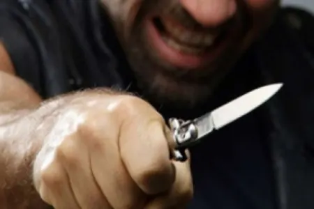 Ukraynada azərbaycanlı qardaşını bıçaqladı - qız üstündə