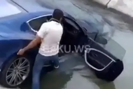 Azərbaycanda "Bentley Continental" su kanalına düşdü - VİDEO