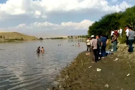 Türkiyədə altı şagird çayda boğulub