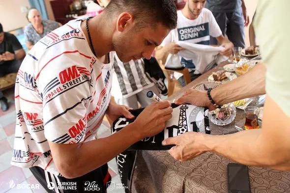 Köynəyin arxasına 11 rəqəmi və Platellas yazan oğlana - "Neftçi"nin futbolçusundan JEST