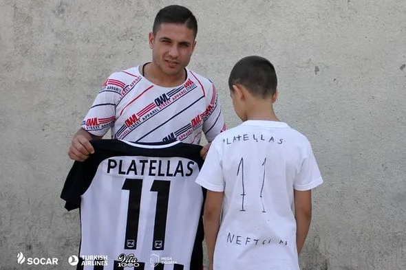 Köynəyin arxasına 11 rəqəmi və Platellas yazan oğlana - "Neftçi"nin futbolçusundan JEST