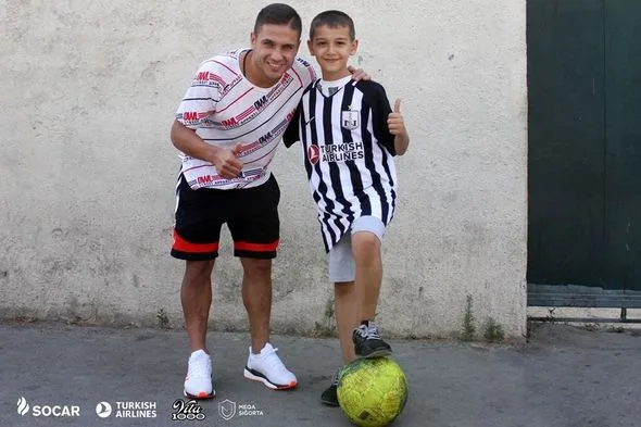 Köynəyin arxasına 11 rəqəmi və Platellas yazan oğlana - "Neftçi"nin futbolçusundan JEST