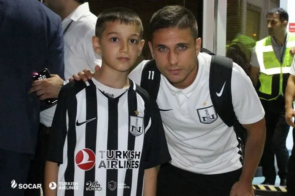 Köynəyin arxasına 11 rəqəmi və Platellas yazan oğlana - "Neftçi"nin futbolçusundan JEST