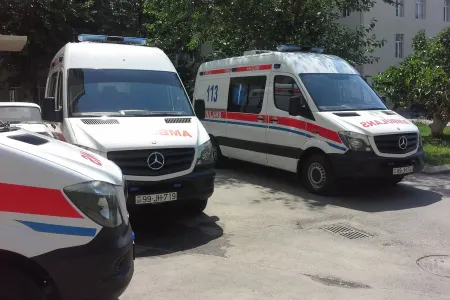başına ağac düşən 10 yaşlı qızın - VƏZİYYƏTİ AĞIRDIR