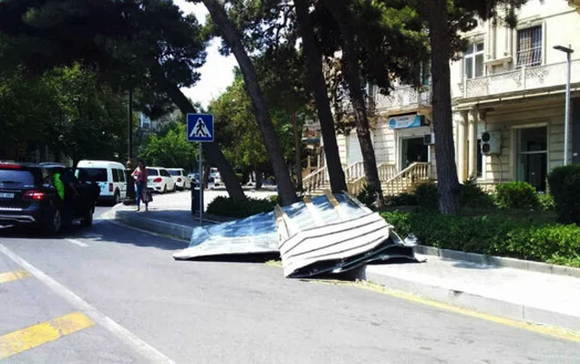 Külək damları uçurdu, maşınları zədələdi - Ziyanı kim ödəyəcək?