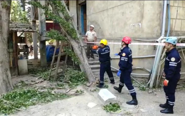FHN Bakıda küləyin törətdiyi fəsadlarla bağlı MƏLUMAT YAYDI - VİDEO