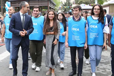 Leyla Əliyeva Bakıda abadlaşdırılan növbəti həyətin açılışında - İŞTİRAK ETDİ - FOTOLAR