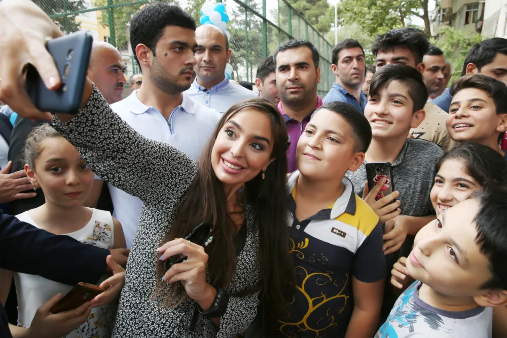 Leyla Əliyeva Bakıda abadlaşdırılan növbəti həyətin açılışında - İŞTİRAK ETDİ - FOTOLAR