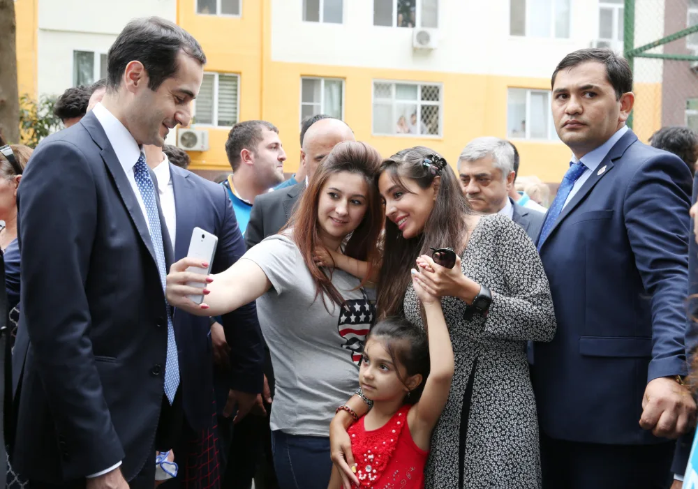 Leyla Əliyeva Bakıda abadlaşdırılan növbəti həyətin açılışında - İŞTİRAK ETDİ - FOTOLAR