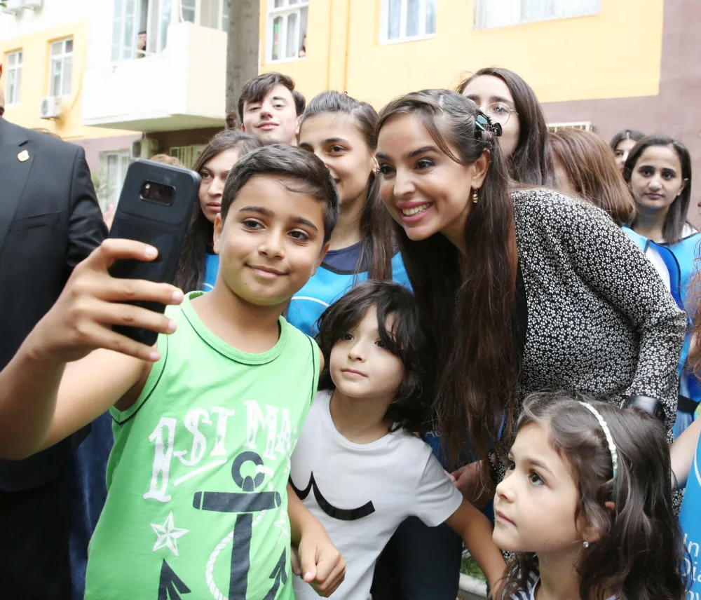 Leyla Əliyeva Bakıda abadlaşdırılan növbəti həyətin açılışında - İŞTİRAK ETDİ - FOTOLAR