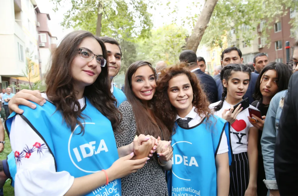 Leyla Əliyeva Bakıda abadlaşdırılan növbəti həyətin açılışında - İŞTİRAK ETDİ - FOTOLAR