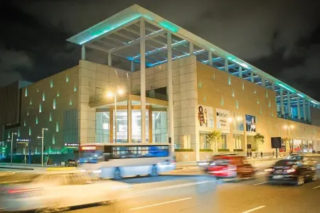 “Gənclik Mall”un yaxınlığında avtobus gözləyən - nişanlı cütlüyü maşın vurdu -FOTOLAR