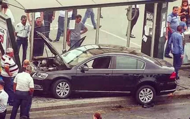 “Gənclik Mall”un yaxınlığında avtobus gözləyən - nişanlı cütlüyü maşın vurdu -FOTOLAR