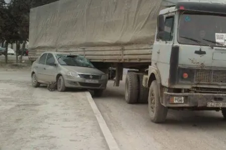 Sürücü “KamAZ”ın altına girdi