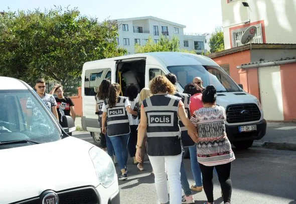Türkiyədə 14 azərbaycanlı fahişə həbs olundu - Yaşlı zəngin kişiləri yoldan çıxararaq...