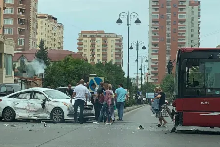 "Baku Bus"ın avtobusu avtomobillərlə toqquşdu - SÜRÜCÜ XƏSARƏT ALDI