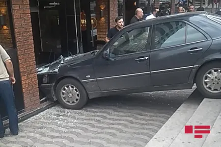 Bakıda avtomobil restorana çırpıldı - FOTO