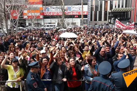 Koçaryanın tərəfdarları küçələrə axışdı