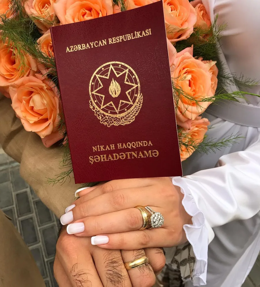 Azərbaycanlı müğənni rəsmi nikaha girdi - FOTO