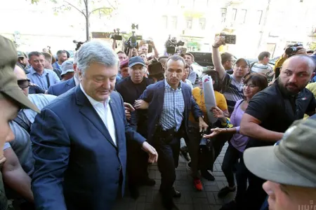 Poroşenkoya yumurta atdılar - FOTOLAR