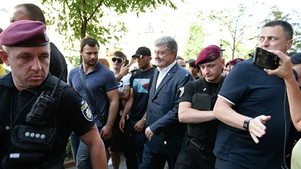 Poroşenkoya yumurta atdılar - FOTOLAR