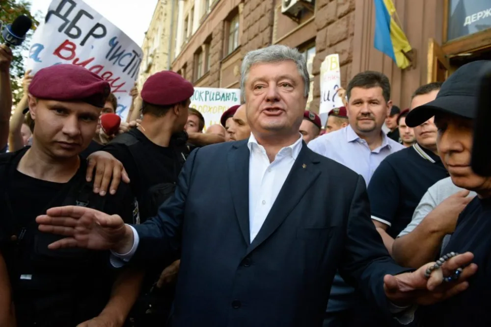 Poroşenkoya yumurta atdılar - FOTOLAR
