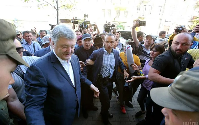 Poroşenkoya yumurta atdılar - FOTOLAR