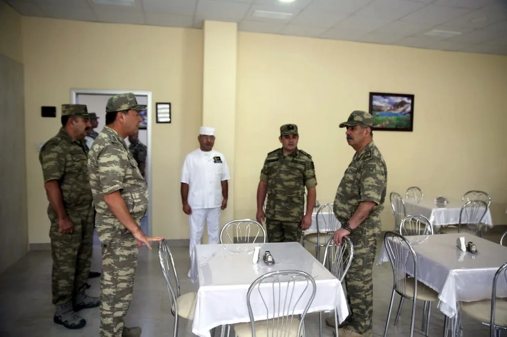 Müdafiə nazir cəbhəboyu zonada - FOTOLAR