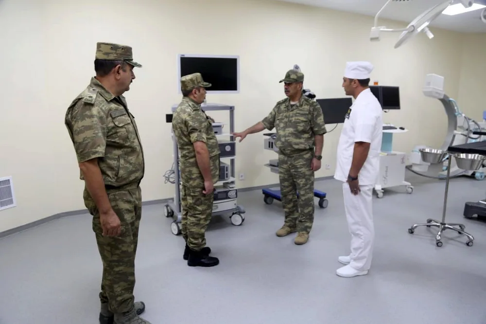 Müdafiə nazir cəbhəboyu zonada - FOTOLAR