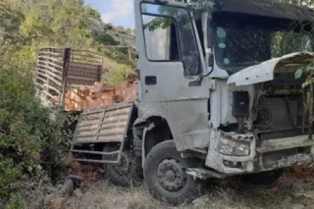 Yük maşını dərəyə aşdı, sürücünün oğlu öldü - -Meyiti yük maşınının altından çıxarıldı