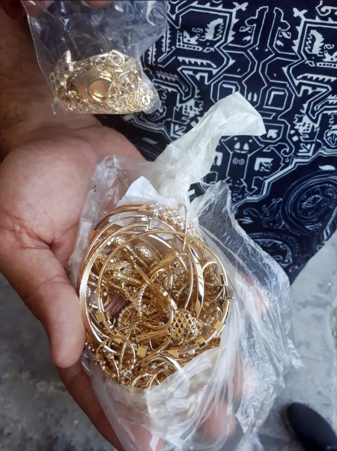 Gömrükçülər külli miqdarda qızıl- zinət əşyaları - AŞKARLADI - FOTO - VİDEO