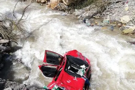 Bakıdan rayona istirahətə getdi, avtomobili dərəyə yuvarlandı