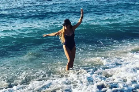 Rəqsanənın çimərlik fotoları tənqid olundu: - "Utanmır, bu yaşda..." - FOTO