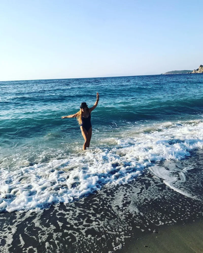 Rəqsanənın çimərlik fotoları tənqid olundu: - "Utanmır, bu yaşda..." - FOTO