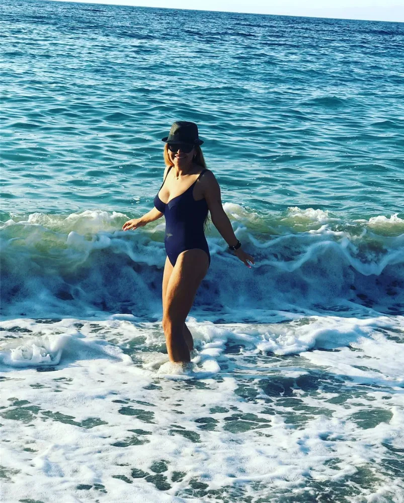 Rəqsanənın çimərlik fotoları tənqid olundu: - "Utanmır, bu yaşda..." - FOTO